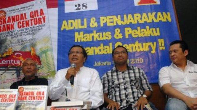 Bambang Soesatyo (kanan) luncurkan buku "Skandal Gila Bank Century"
