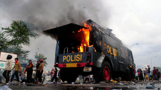 Bentrokan di Makam Mbah Priok : Mobil Polisi Dibakar