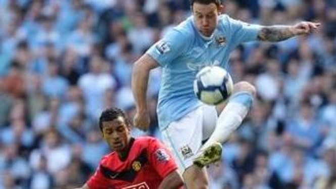 Pemain Manchester City Wayne Bridge (biru) dan pemain MU Nani 