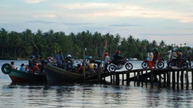 Penyeberangan warga di Sungai Seruyan, Seruyan, Kalimantan Tengah