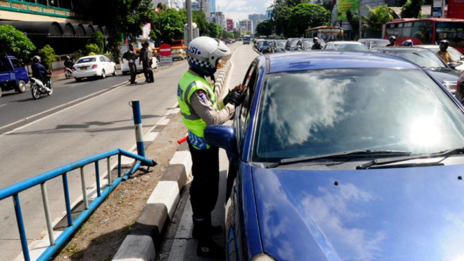Polisi lalu lintas mensterilkan jalur busway di Jakarta.