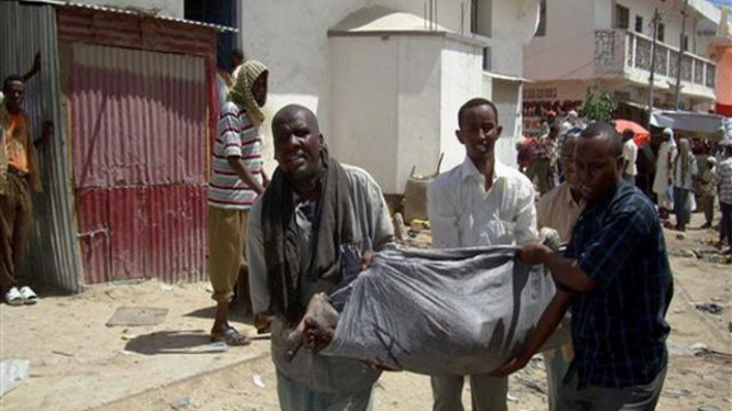 Seorang korban ledakan di Masjid Abdalla Shideye, Somalia, dibawa ke rumah sakit