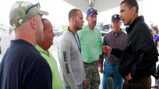 Barack Obama berbincang dengan nelayan di pesisir negara bagian Louisiana, AS