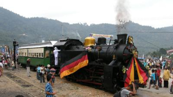 Kereta Api Wisata Mak Itam