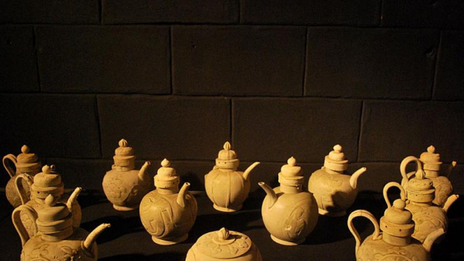 sorot harta karun - Barang-barang berbahan keramik yang ditemukan dari bangkai kapal berusia 1.000 tahun di perairan Cirebon, Jawa Barat. 