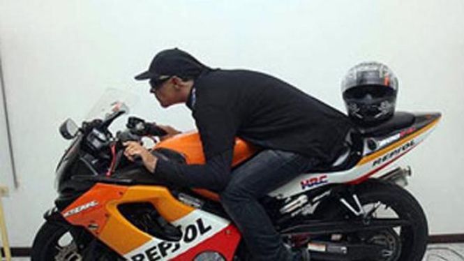 Jenazah David Morales bersama motornya