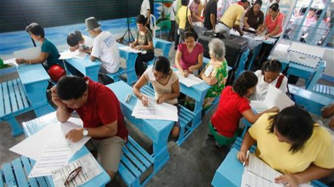 Warga Filipina memilih kandidat Pemilu di atas kertas khusus