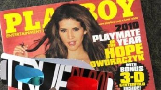 Cover majalah Playboy 3D, plus bonus kaca mata