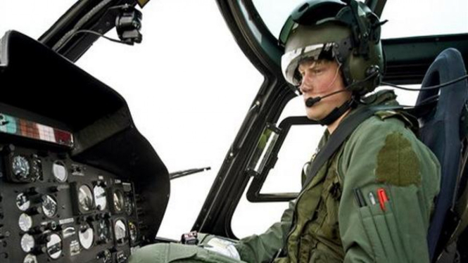 Pangeran Harry di ruang kokpit sebuah helikopter militer