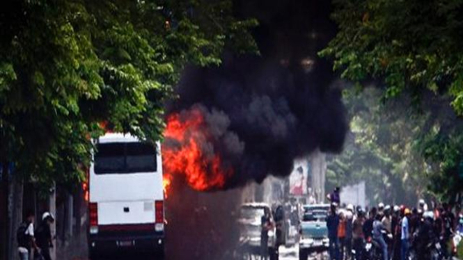 Demonstran anti pemerintah membakar bus milik polisi di Bangkok