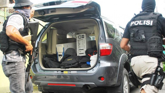 Densus 88 Polri menyita barang bukti tersangka teroris di Solo.