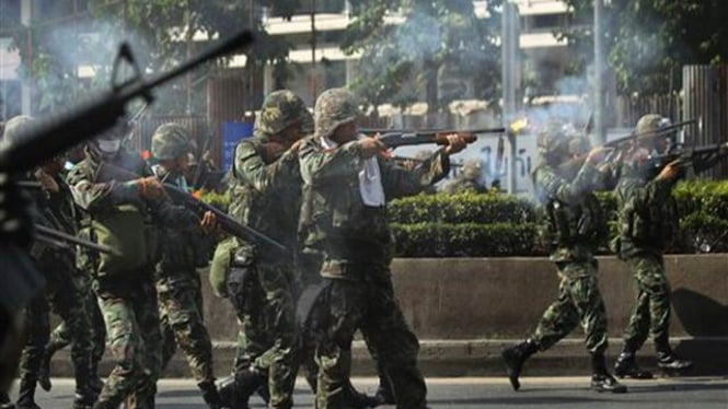 Personil militer Thailand menembakkan peluru karet ke arah massa demonstran