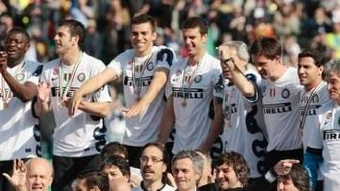 Jose Mourinho (jas hitam bawah) dan Pemain Inter Milan merayakan Scudetto