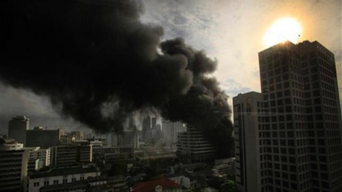 Asap mengepul di langit Kota Bangkok di tengah konflik politik berdarah