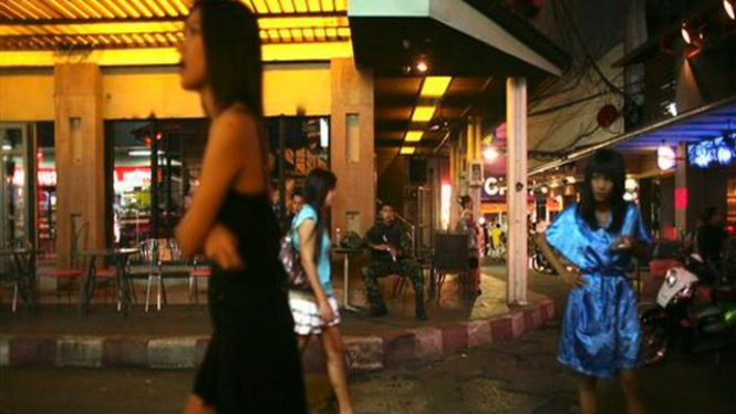 Pekerja hiburan malam di Bangkok bersabar menunggu pelanggan