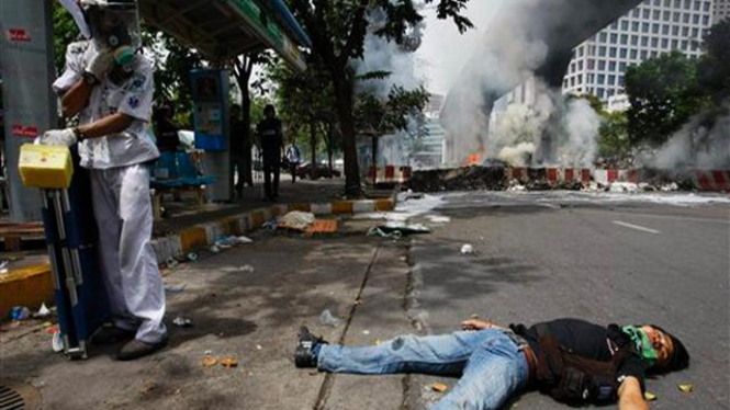 Jenazah seorang demonstran tergeletak di jalanan Ibukota Bangkok 