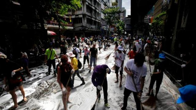 Ribuan relawan di Bangkok melakukan operasi bersih-bersih