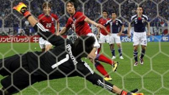 Park Chu Young (merah) mencetak gol ke gawang Jepang