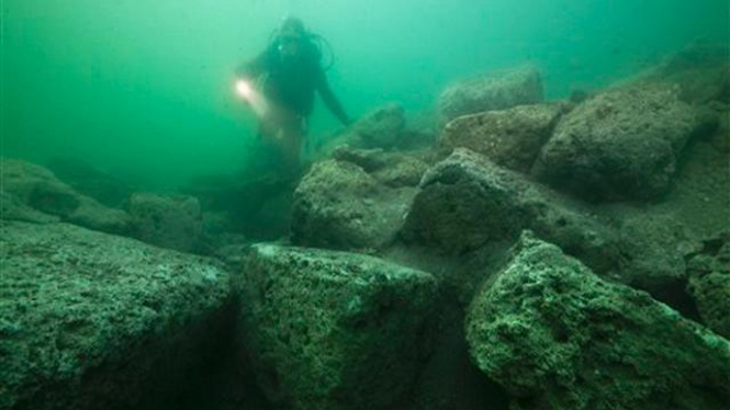 Puing-puing di dasar laut, yang diduga adalah bekas istana Cleopatra