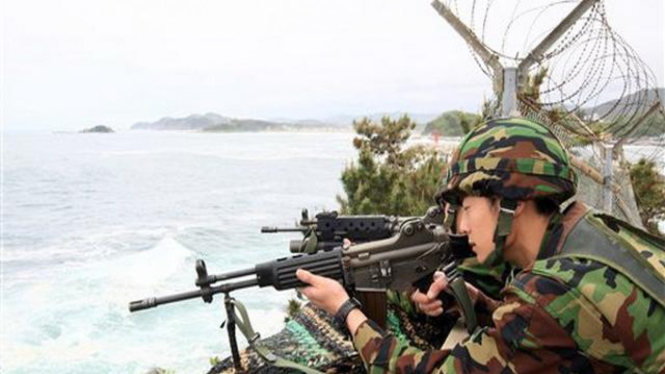 Pasukan Korea Selatan membidik senjata ke arah laut 