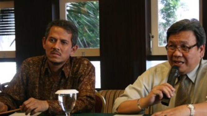 Anggito Abimanyu dan Dekan Fakultas Ekonomi dan Bisnis UGM, Marwan Asri 