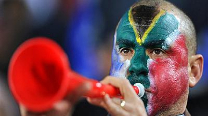 Seorang pendukung Afrika Selatan dengan vuvuzela-nya