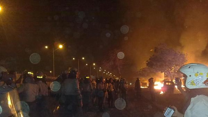 Kerusuhan di Cengkareng, puluhan rumah dan mobil dibakar