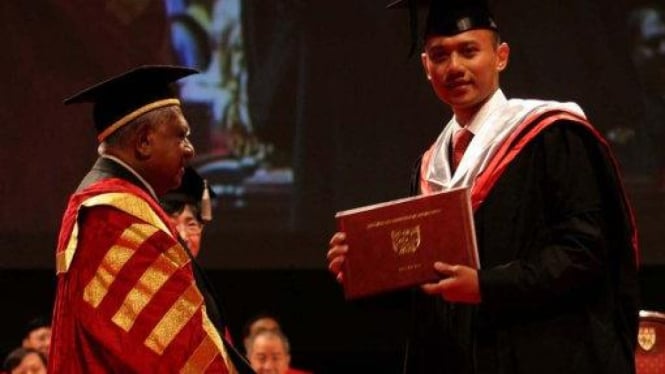 Agus Harimurti Yudhoyono usai menerima ijazah master NTU