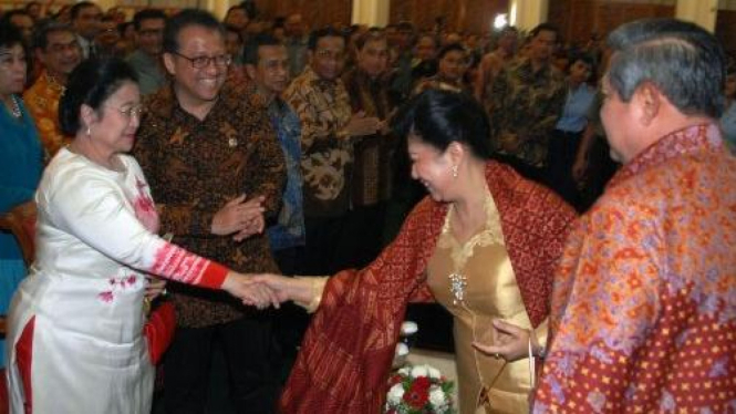 Megawati-Ani Yudhoyono bersalaman disaksikan SBY dan Irman Gusman