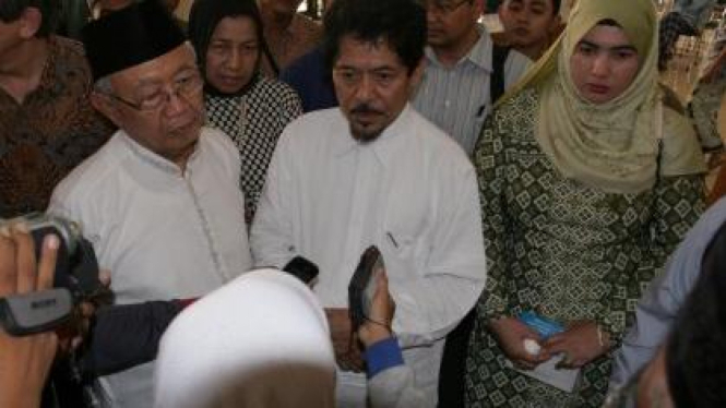 Ketua MNLF Filipina, Nur Misuari (tengah) bersama KH. Salahuddin Wahid.