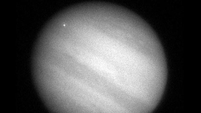 Gambar planet Jupiter saat dihantam benda asing (kiri atas)