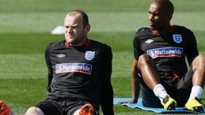 Wayne Rooney (kiri) dan Jermain Defoe