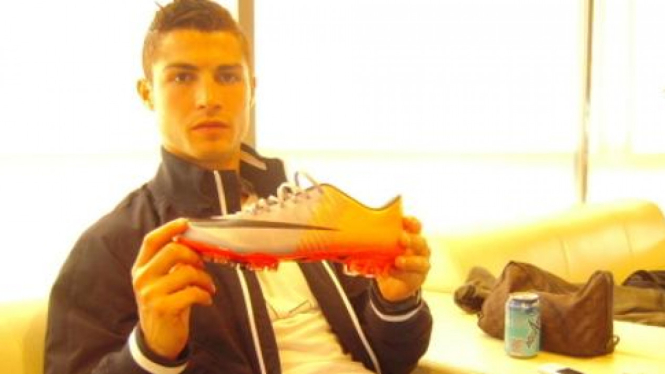 Ronaldo dan sepatu bola