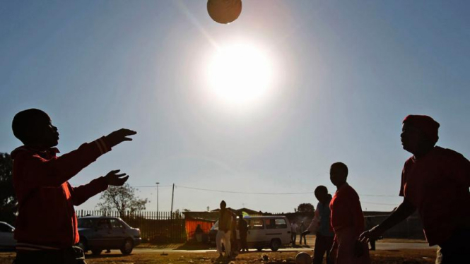 Remaja di Afrika Selatan bermain sepak  bola.