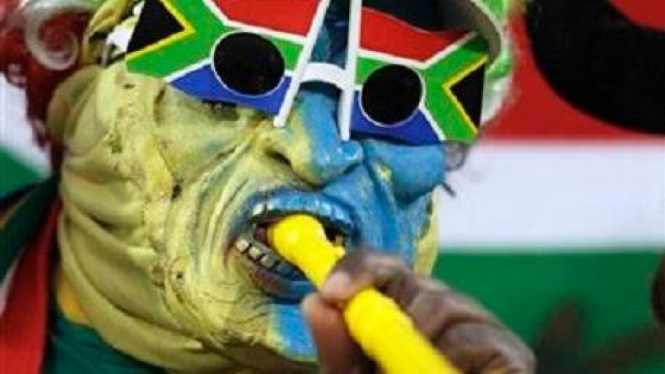 Fans Piala Dunia 2010 meniup Vuvuzela
