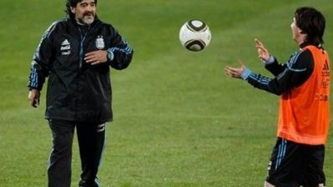 Lionel Messi (kanan) dan Diego Maradona