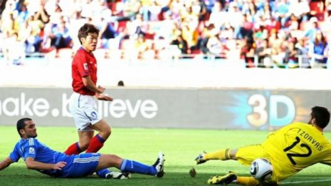 Park Ji-sung cetak gol ke gawang Yunani