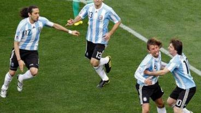 Pemain Argentina rayakan gol Gabriel Heinze (No 6)