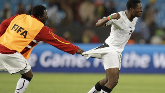 Asamoah Gyan (kanan)