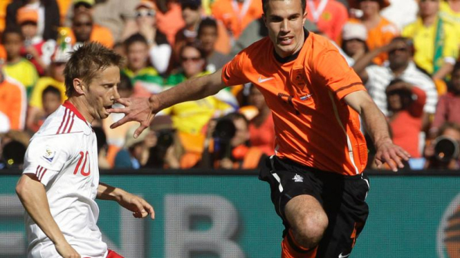 Pemain Belanda Robin van Persie (kanan) dan pemain Denmark Martin Jorgensen.