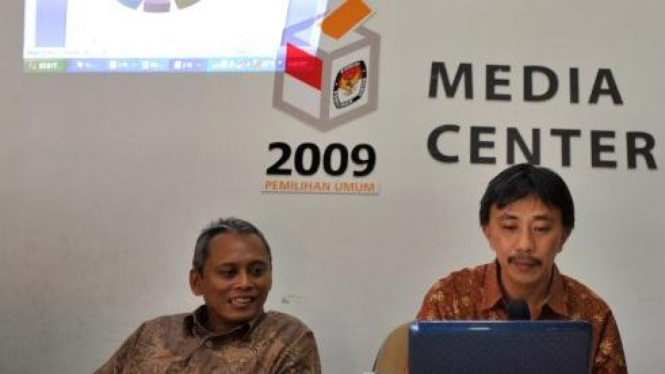 Politisi PDIP Arif Wibowo melihat laptop Jeirry Sumampouw