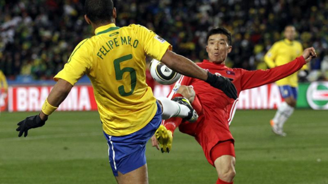 Ji Yun Nam (kanan) berebut bola dengan Felipe Melo