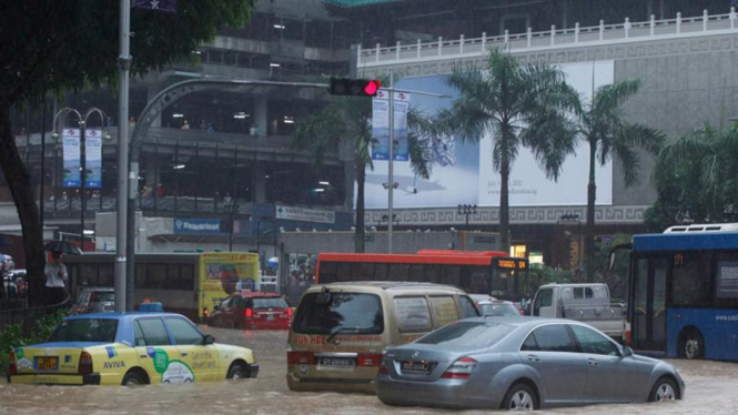 Jalan utama di pusat kota Singapura tergenang banjir.