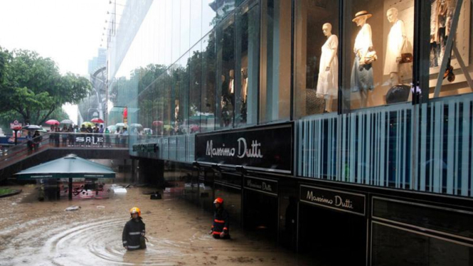 Beberapa tempat perbelanjaan di pusat kota Singapura terendam banjir.
