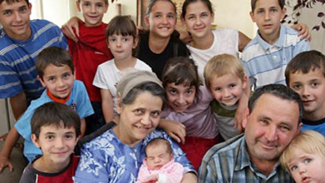 Livia Ionce bersama suami dan anak-anaknya pada 2008