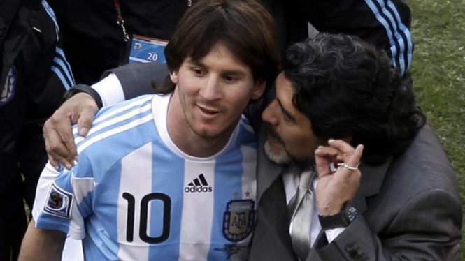 Lionel Messi (kiri) dan Diego Maradona