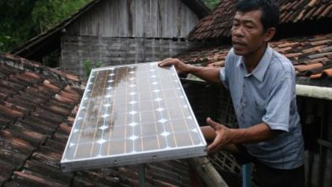 Tak dialiri listrik PLN, Jaeso pakai panel surya 