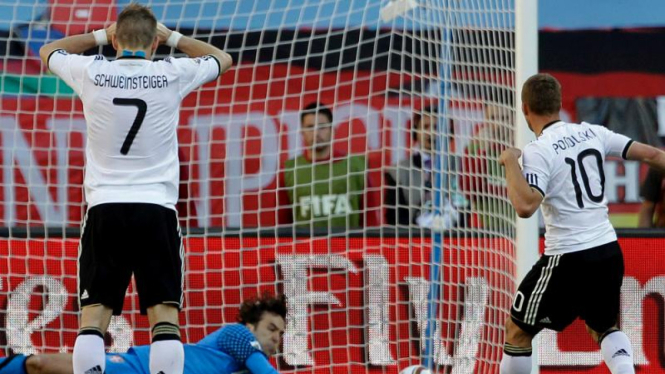 Pemain Jerman, Lukas Podolski gagal mengeksekusi penalti.