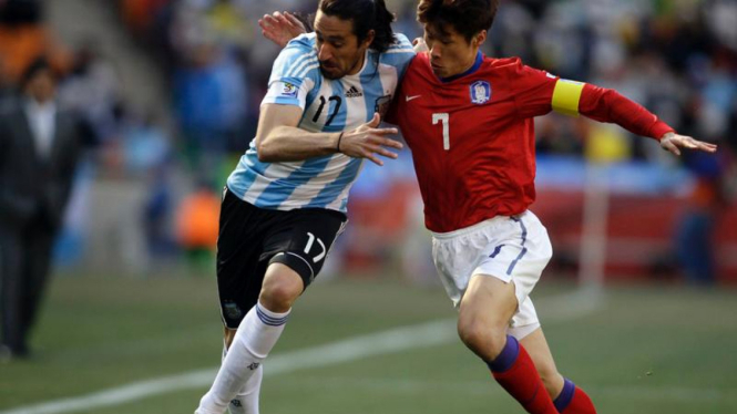 Pemain Korea Selatan, Park Ji-sung (kanan) berebut bola dengan pemain Argentina.