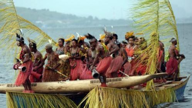perahu bawa penari adat di Festival Danau Sentani 
